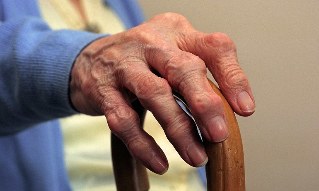 Artritis en artrose van vingers bij een oudere persoon