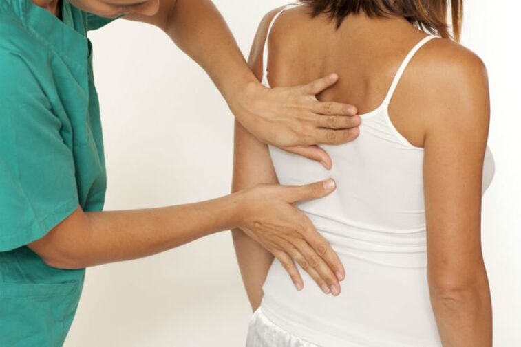 onderzoek van de rug op pijn onder het linker schouderblad
