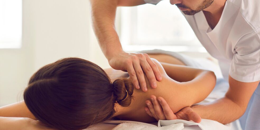 Een van de effectieve methoden om artrose van het schoudergewricht te behandelen is massage. 