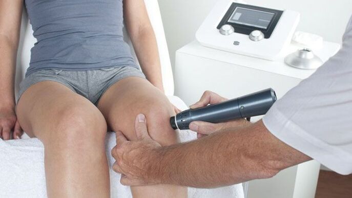 Echografietherapieprocedure voor pijn in het kniegewricht