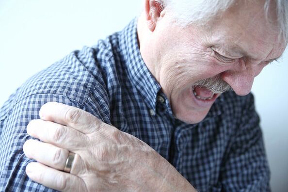Schouderpijn bij een oudere man met de diagnose artrose van het schoudergewricht