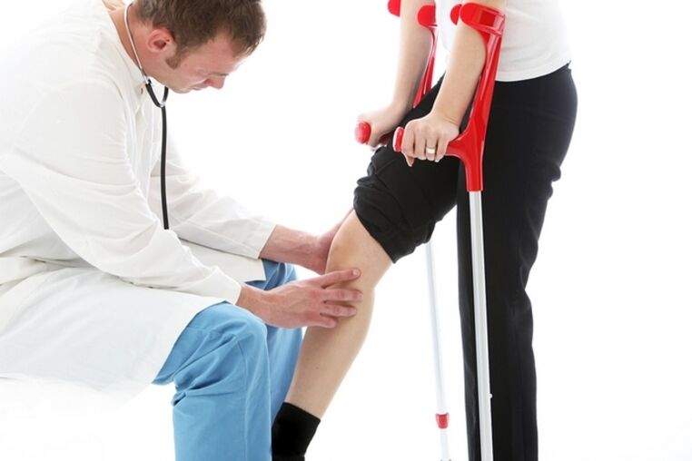 Inspectie van de knie van een patiënt met artrose van het kniegewricht